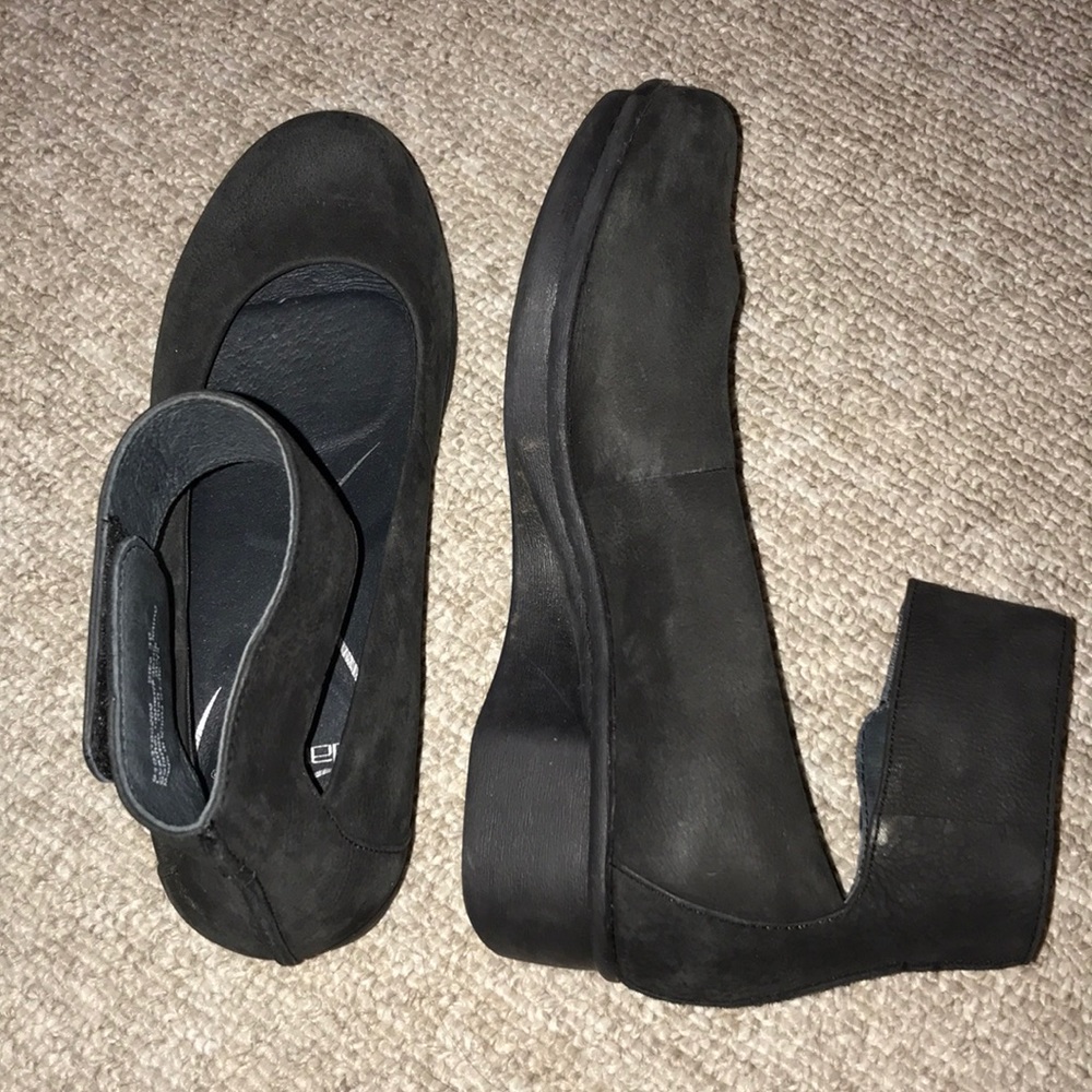 Black ballet flats